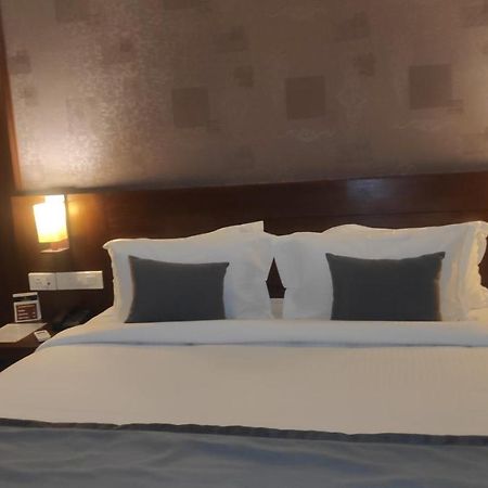 Kizhake Chālakudi Emperor-Hotel Rachana Continental Pvt Ltd מראה חיצוני תמונה