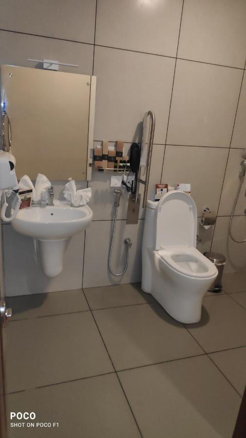 Kizhake Chālakudi Emperor-Hotel Rachana Continental Pvt Ltd מראה חיצוני תמונה
