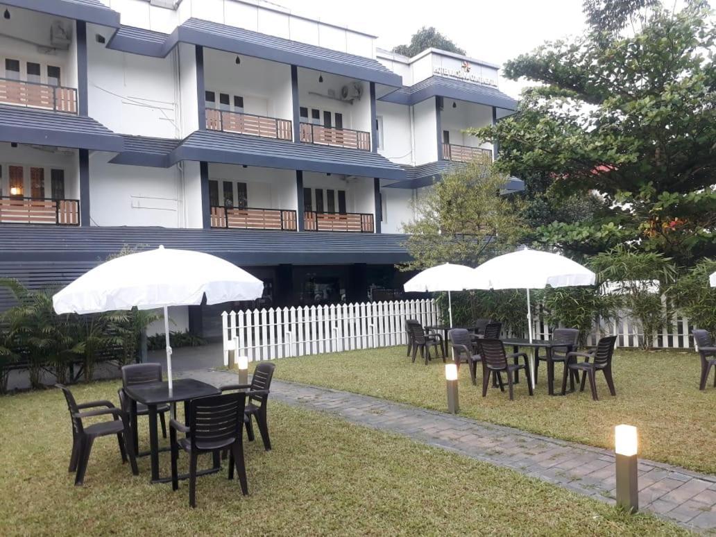 Kizhake Chālakudi Emperor-Hotel Rachana Continental Pvt Ltd מראה חיצוני תמונה