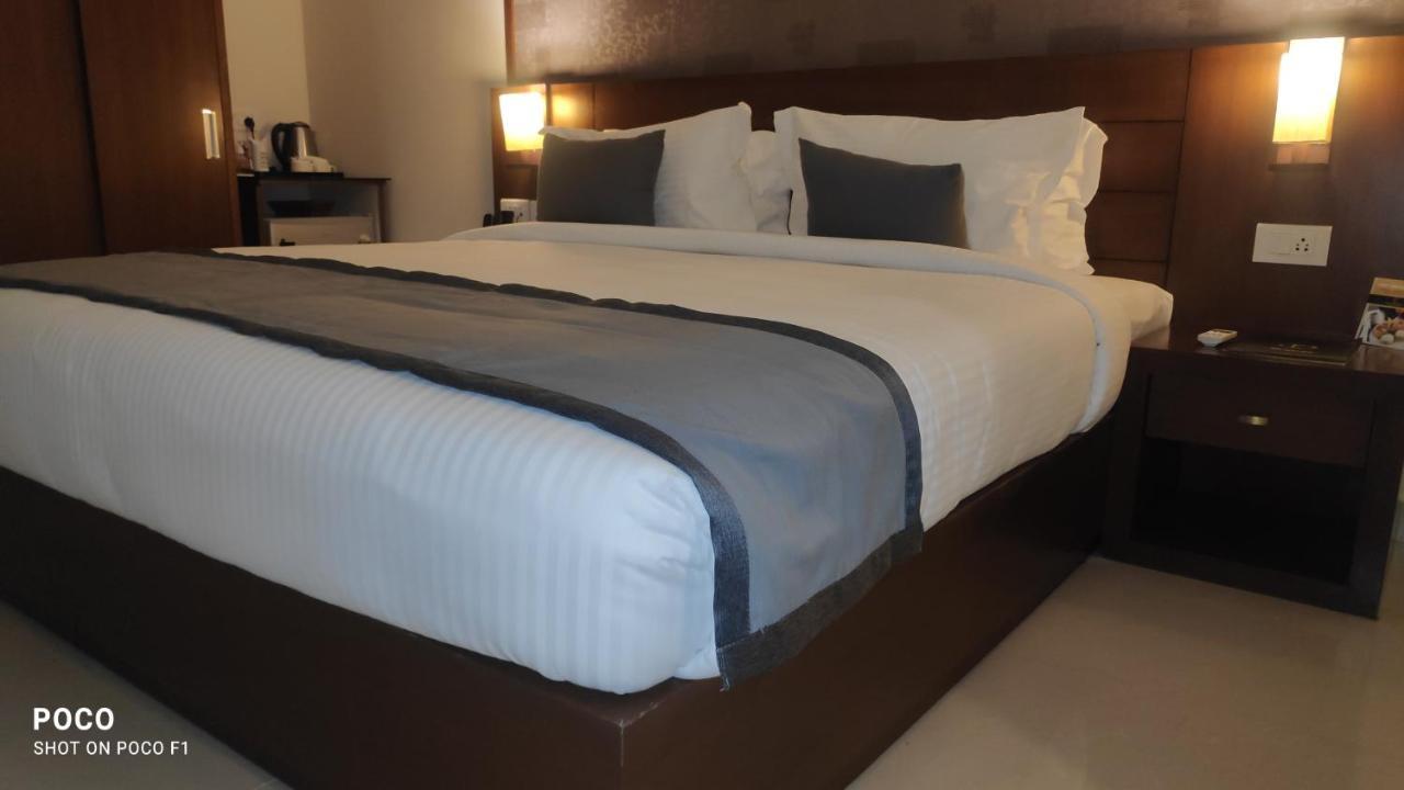 Kizhake Chālakudi Emperor-Hotel Rachana Continental Pvt Ltd מראה חיצוני תמונה
