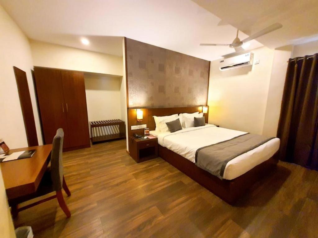 Kizhake Chālakudi Emperor-Hotel Rachana Continental Pvt Ltd מראה חיצוני תמונה