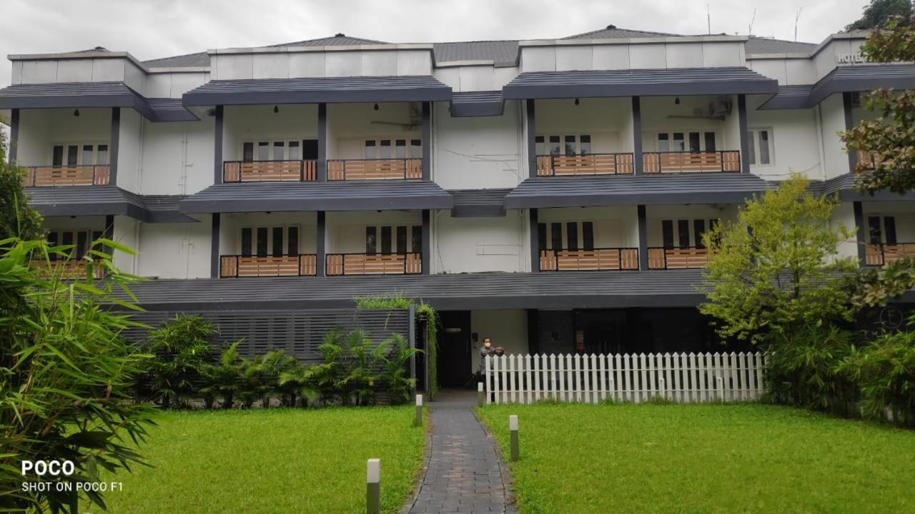 Kizhake Chālakudi Emperor-Hotel Rachana Continental Pvt Ltd מראה חיצוני תמונה