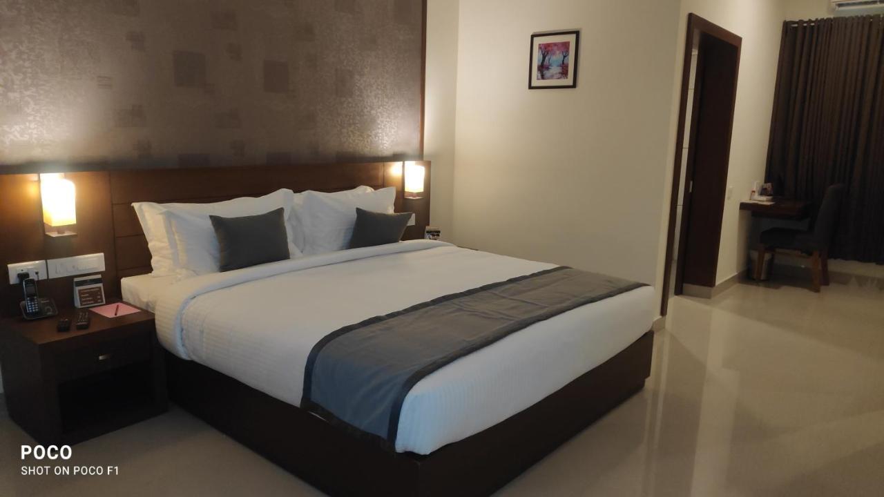 Kizhake Chālakudi Emperor-Hotel Rachana Continental Pvt Ltd מראה חיצוני תמונה